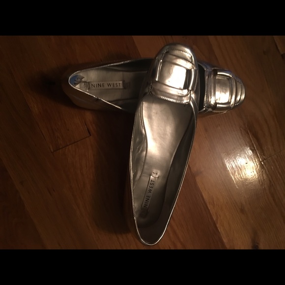 Silver size 7.5 Nine West flats - Picture 4 of 5
